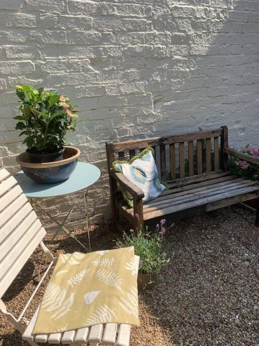 Beautiful Georgian Cottage Within A Private Walled Garden Oakham Esterno foto